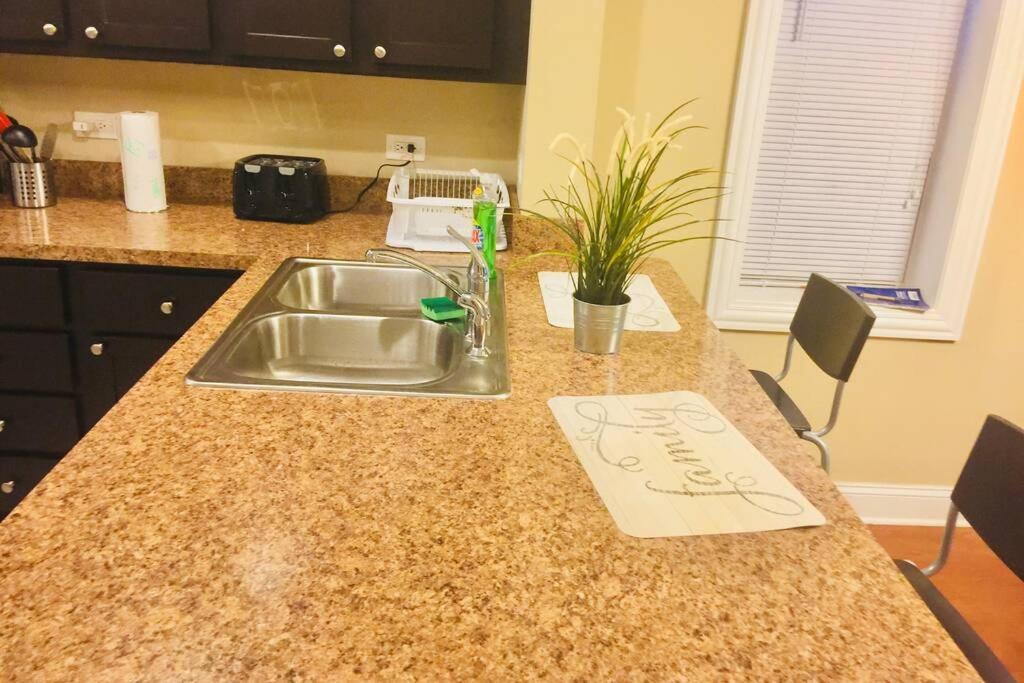 Entire Modern 2 Bedroom Apartment Chicago Dış mekan fotoğraf